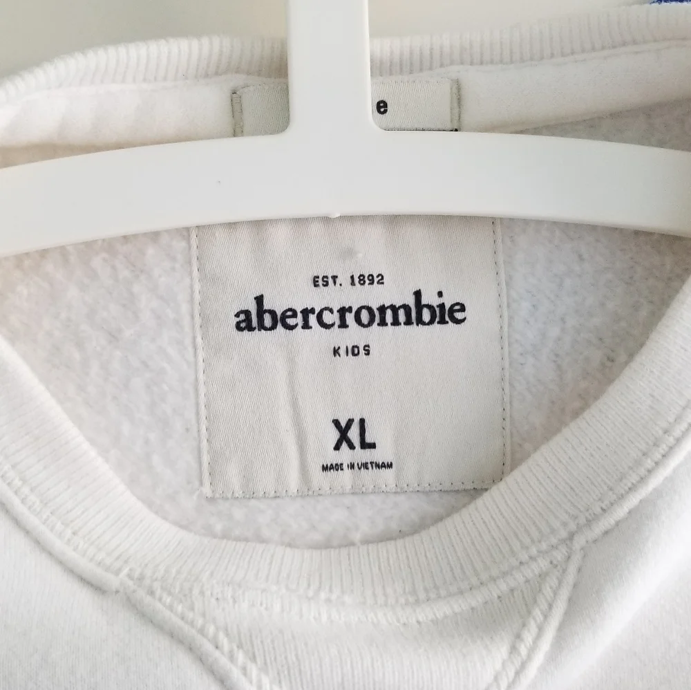💕 Abercrombie White Fleecy Cotton Blend Top